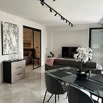 Exclusive 2 Bd In Mercury - Pool Access 아파트